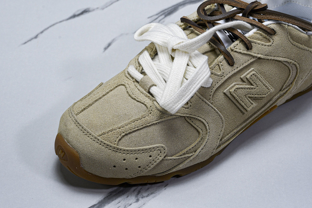 New Balance xMi­uMi­u NB-001