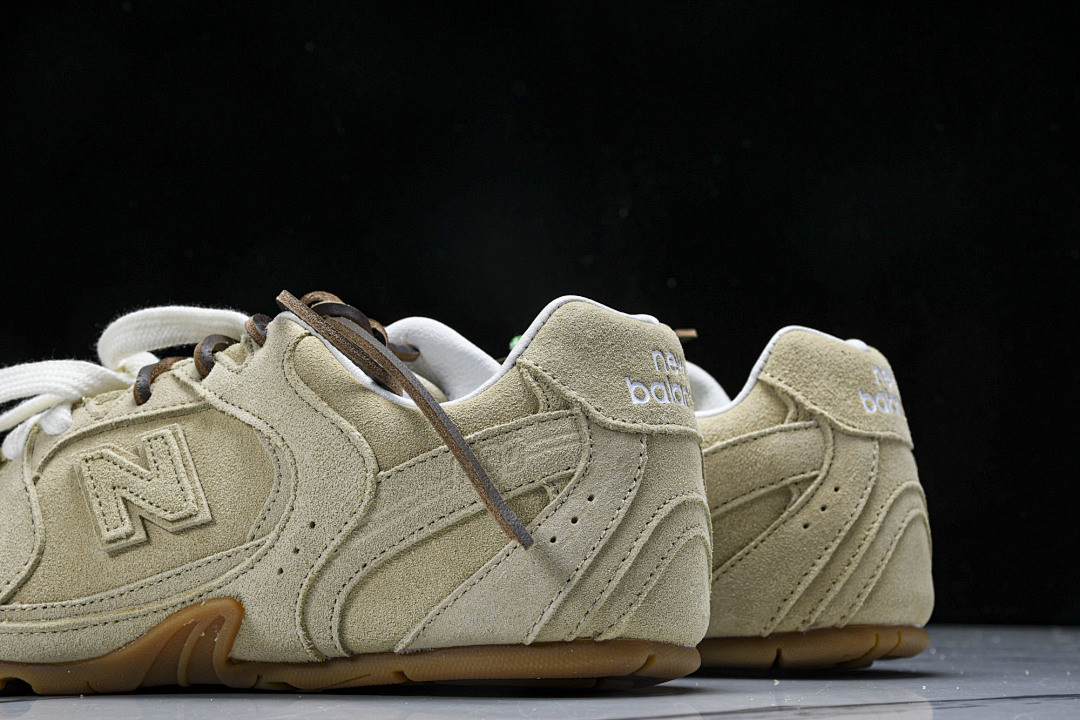 New Balance xMi­uMi­u NB-001