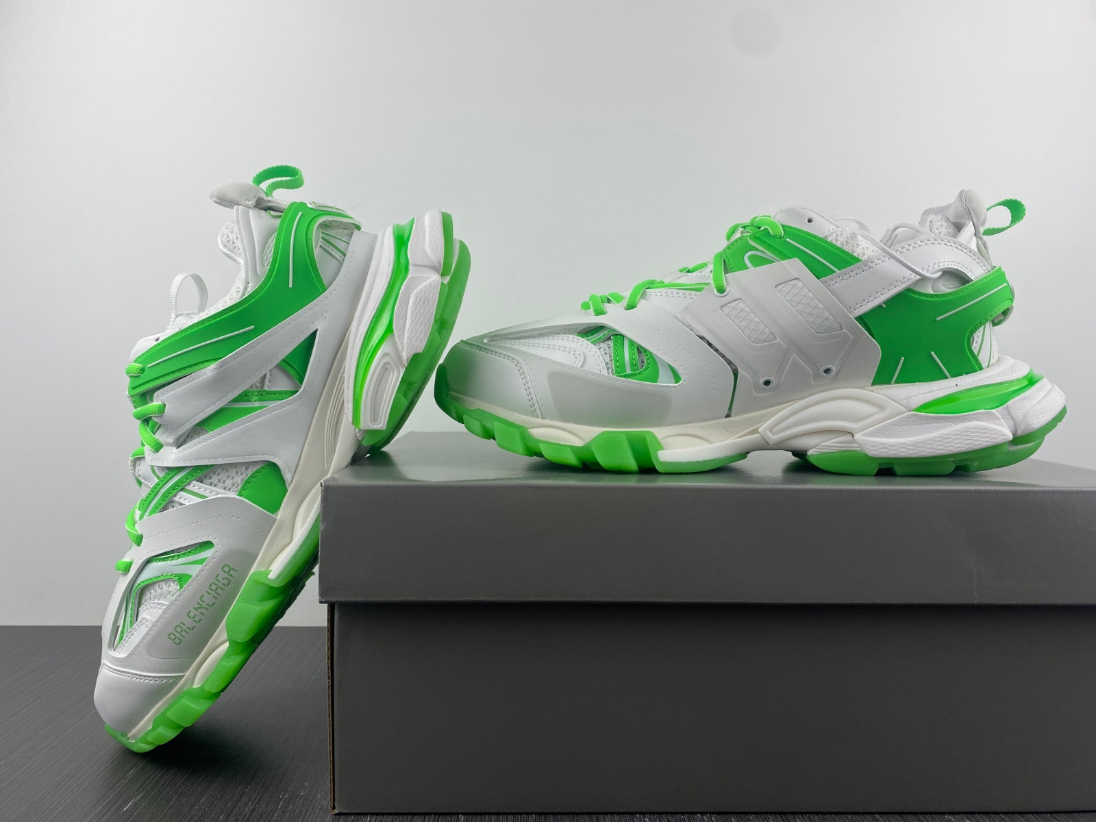 Ba*len*cia*ga track  542023 w3rl1 9035