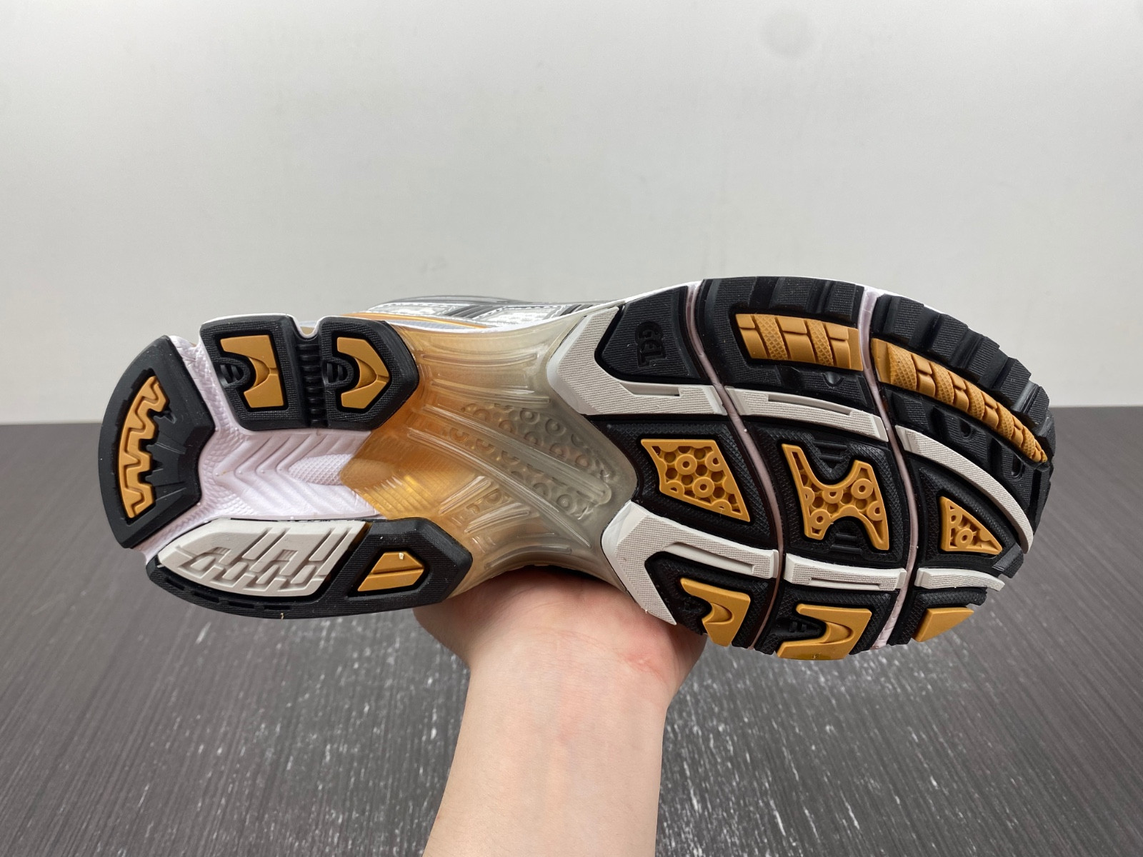 As*ic*s gel-kayano 14  1201a019-250