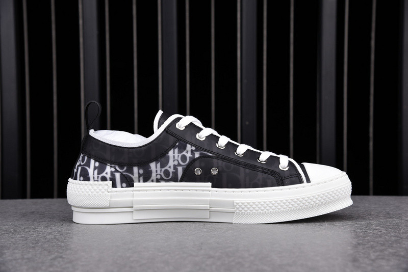 DR B23 Low Top Sneaker