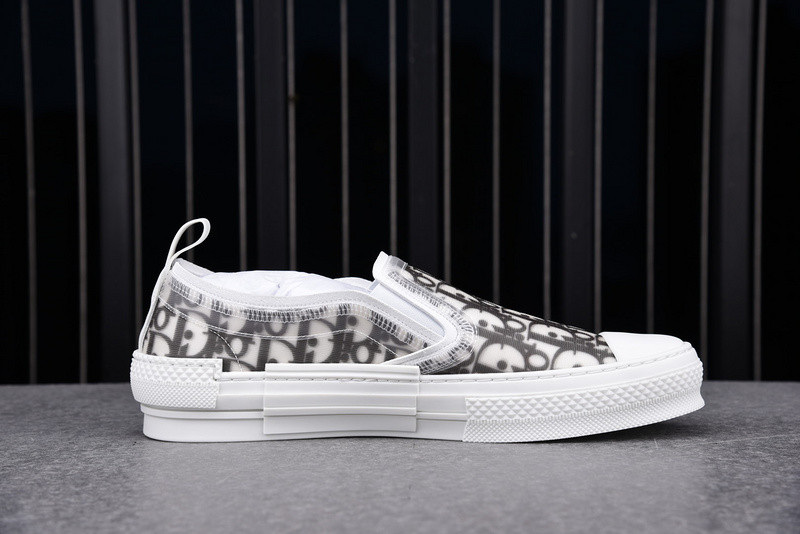 DR B23 Low Top Sneaker