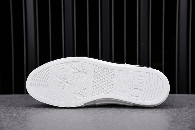 DR B23 Low Top Sneaker