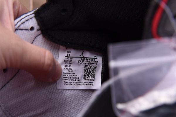 Air Jordan 1 High OG “Bloodline” 555088-062