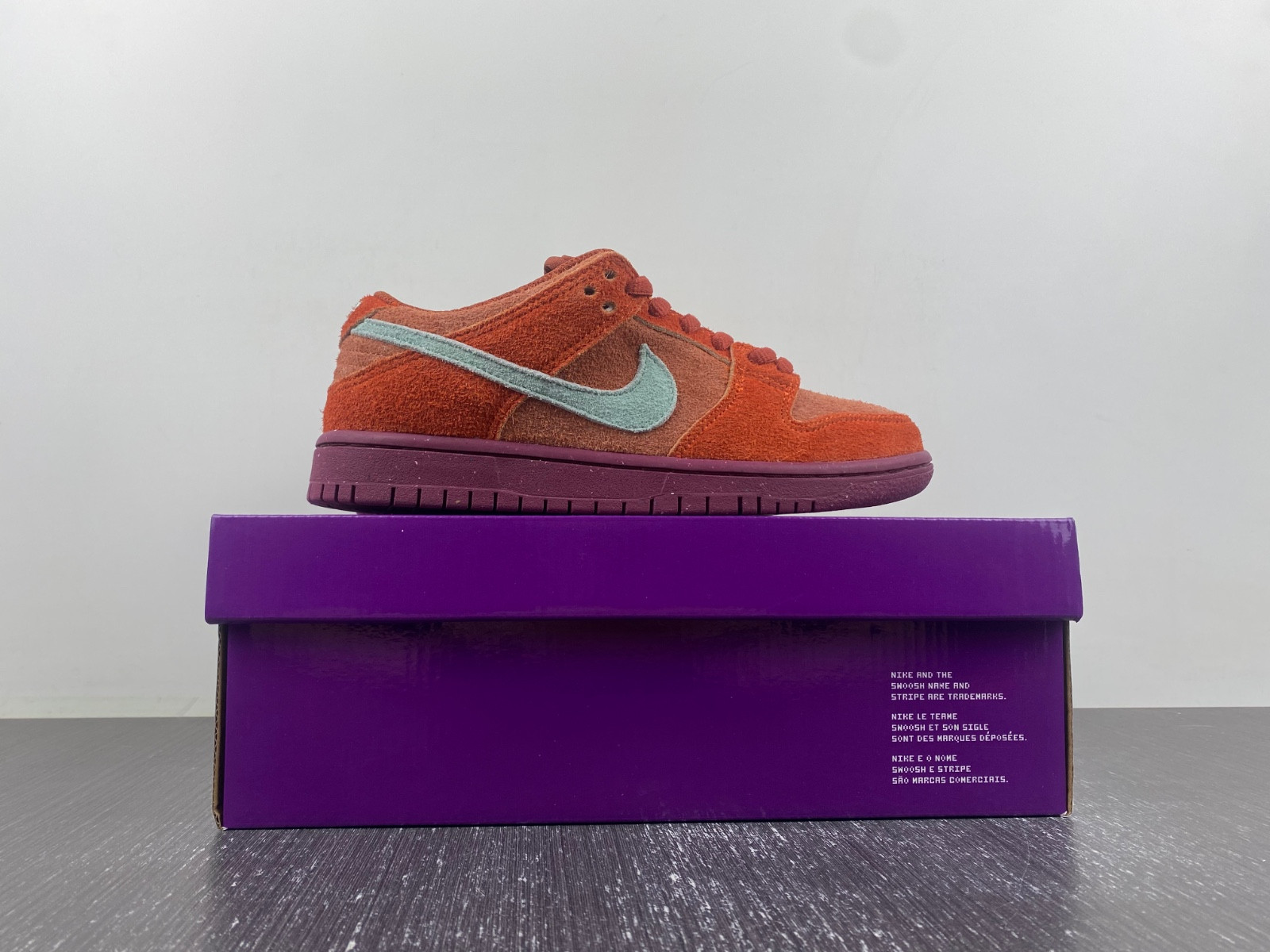 Nike SB Dunk Low “Mystic Red” DV5429-601