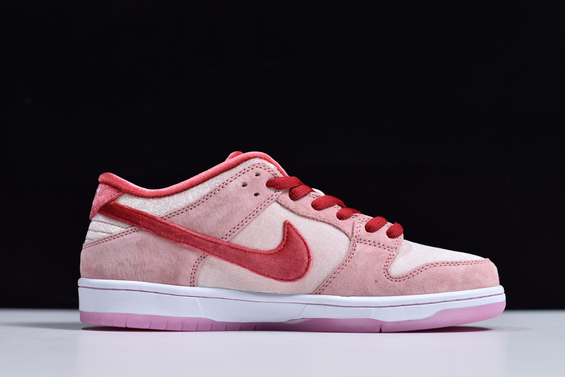 StrangeLove x Nike SB Dunk Low “Valentine’s Day” CT2552-800