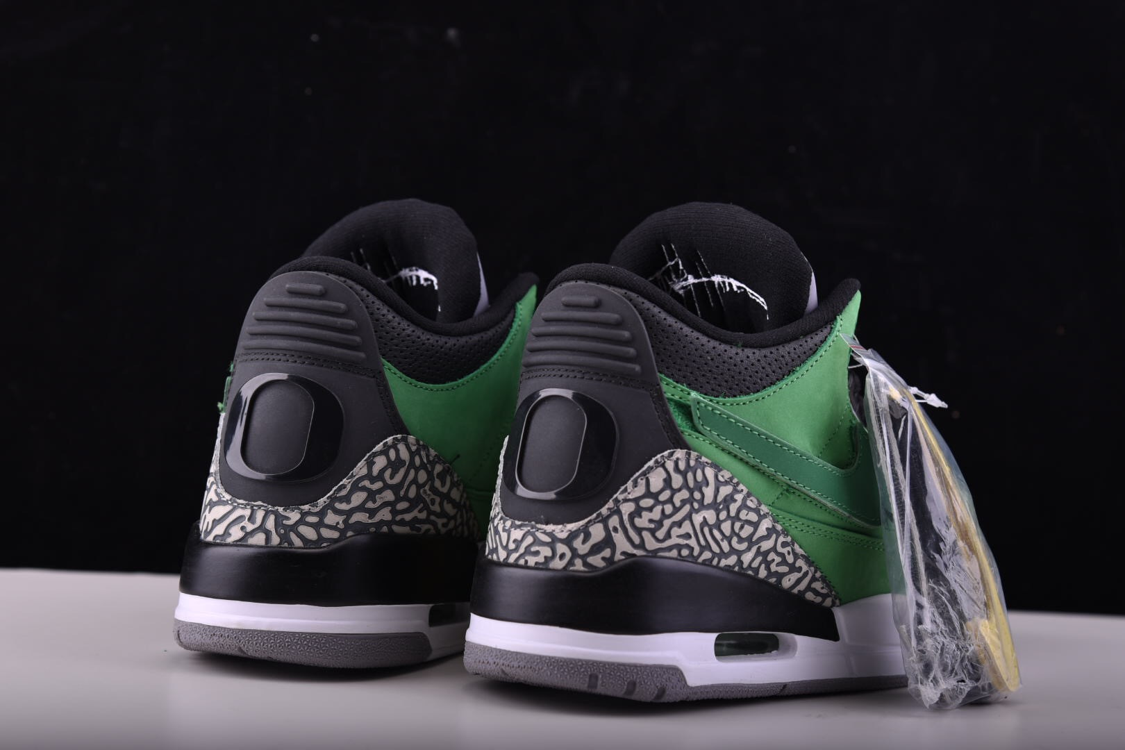 Air Jordan 3 Retro Tinker Oregon Ducks PE shoes