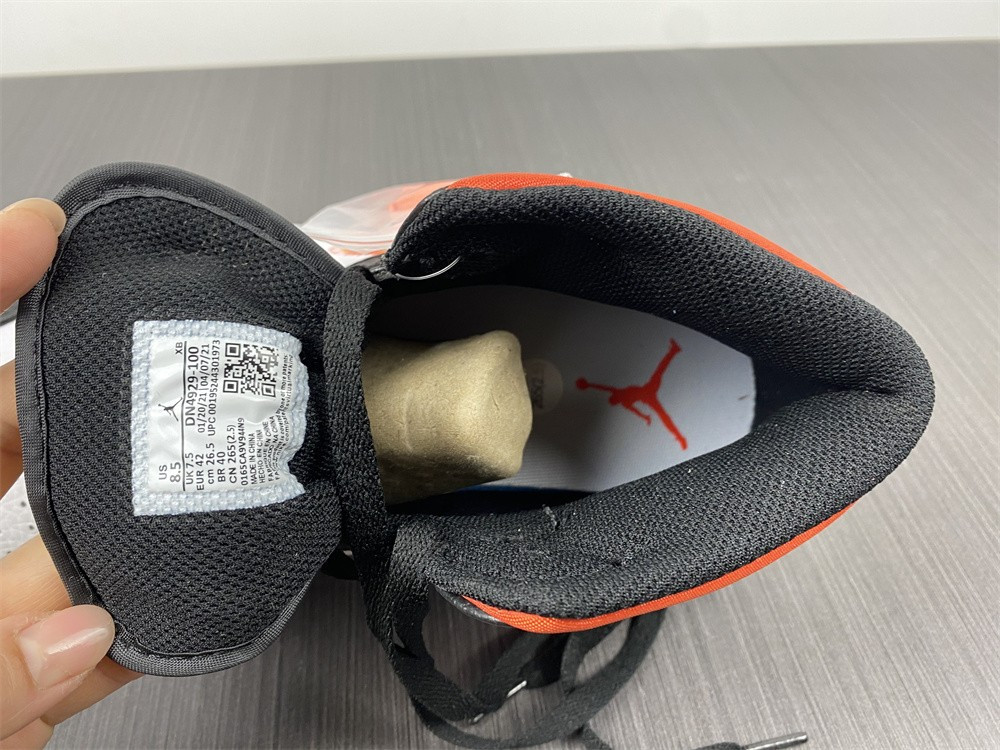 Air Jordan 1 Mid "Zig Zag" DN4929-100