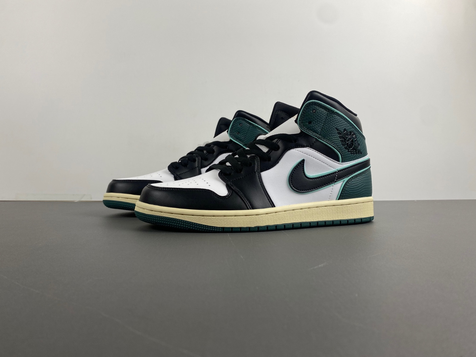 Air Jordan 1 Mid WMNS FQ7818-100