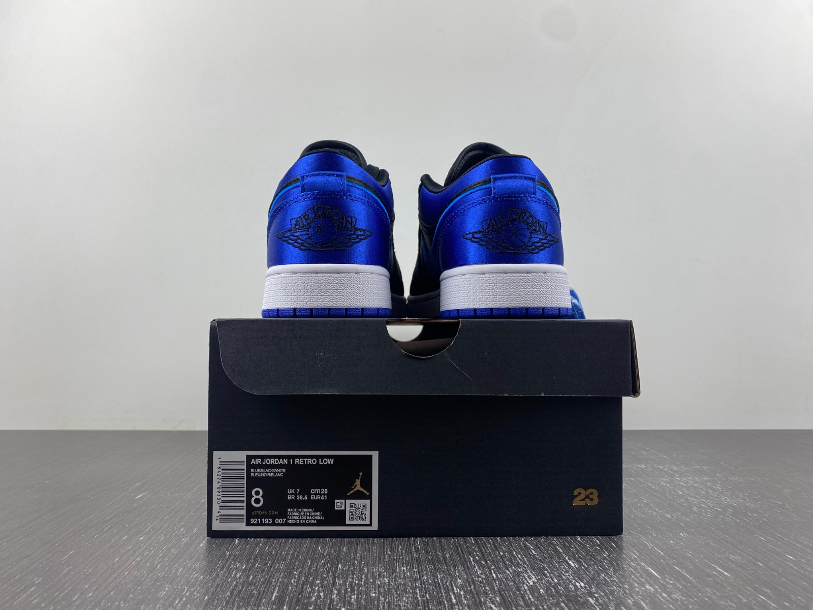 Air Jordan 1 Low OG “Satin Royal” 921193-007-01