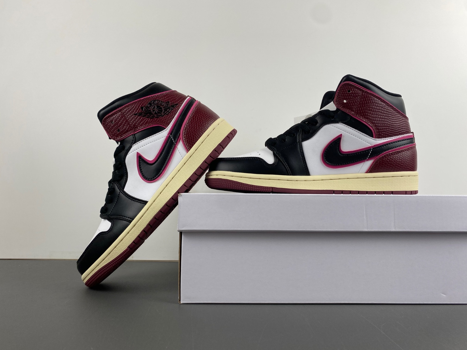 Air Jordan 1 Mid WMNS “Bordeaux” FQ7818-101