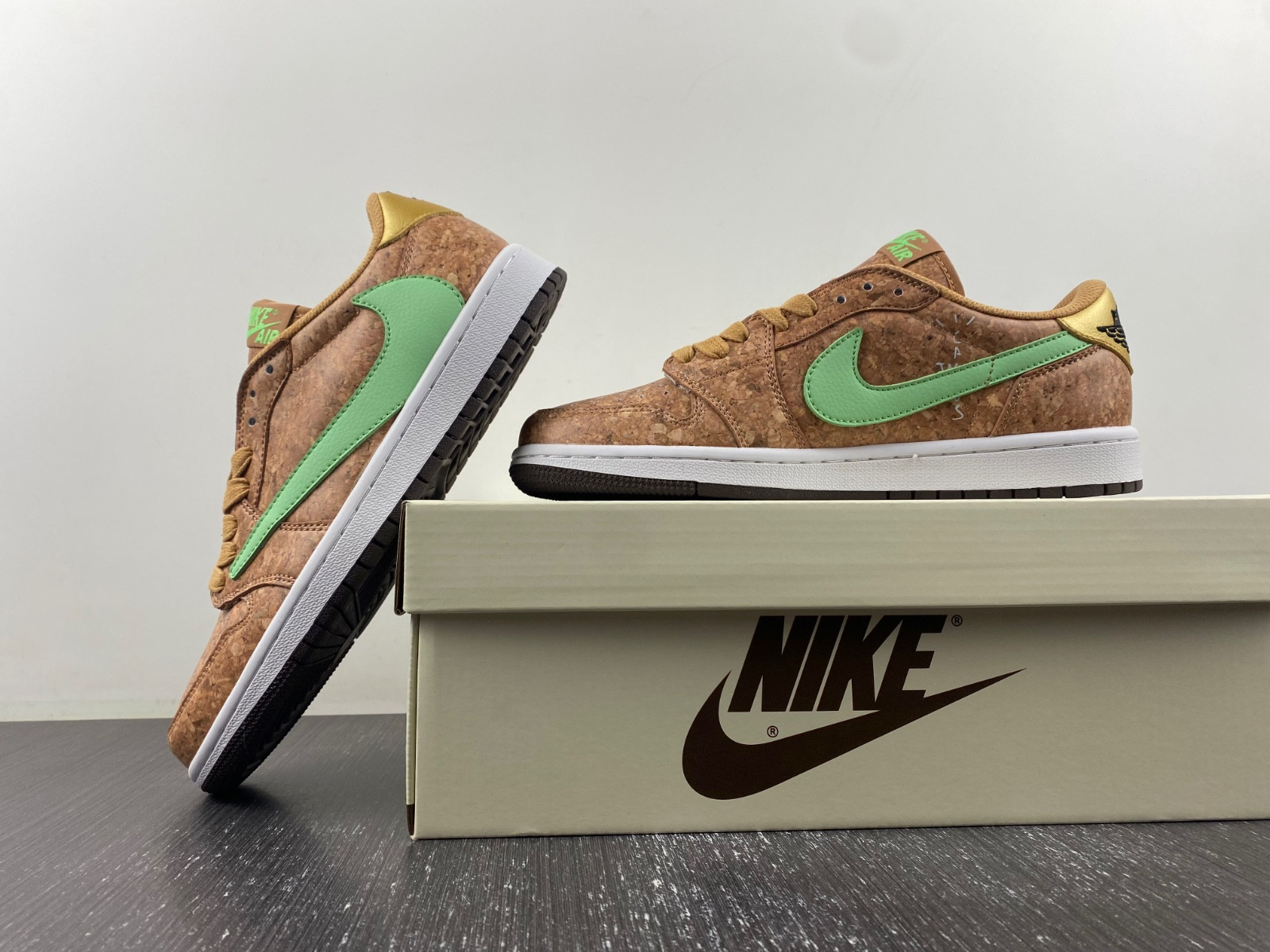 Travis Scott x Air Jordan 1 Low DM7866-922