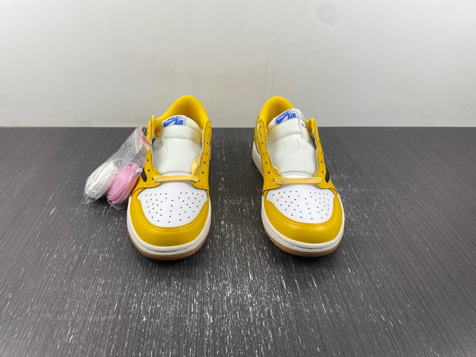 Travis Scott x Air Jordan 1 DZ4137-700