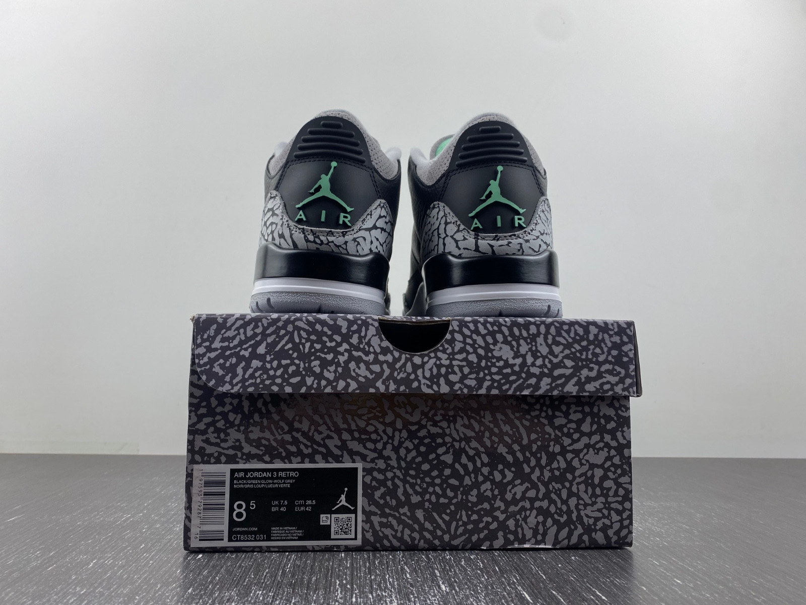Air Jordan 3 “Green Glow” CT8532-031
