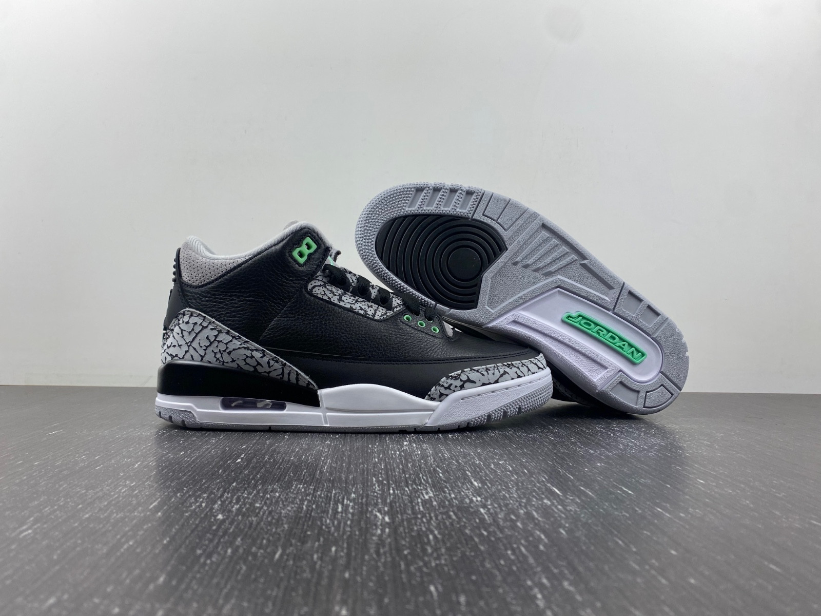 Air Jordan 3 “Green Glow” CT8532-031