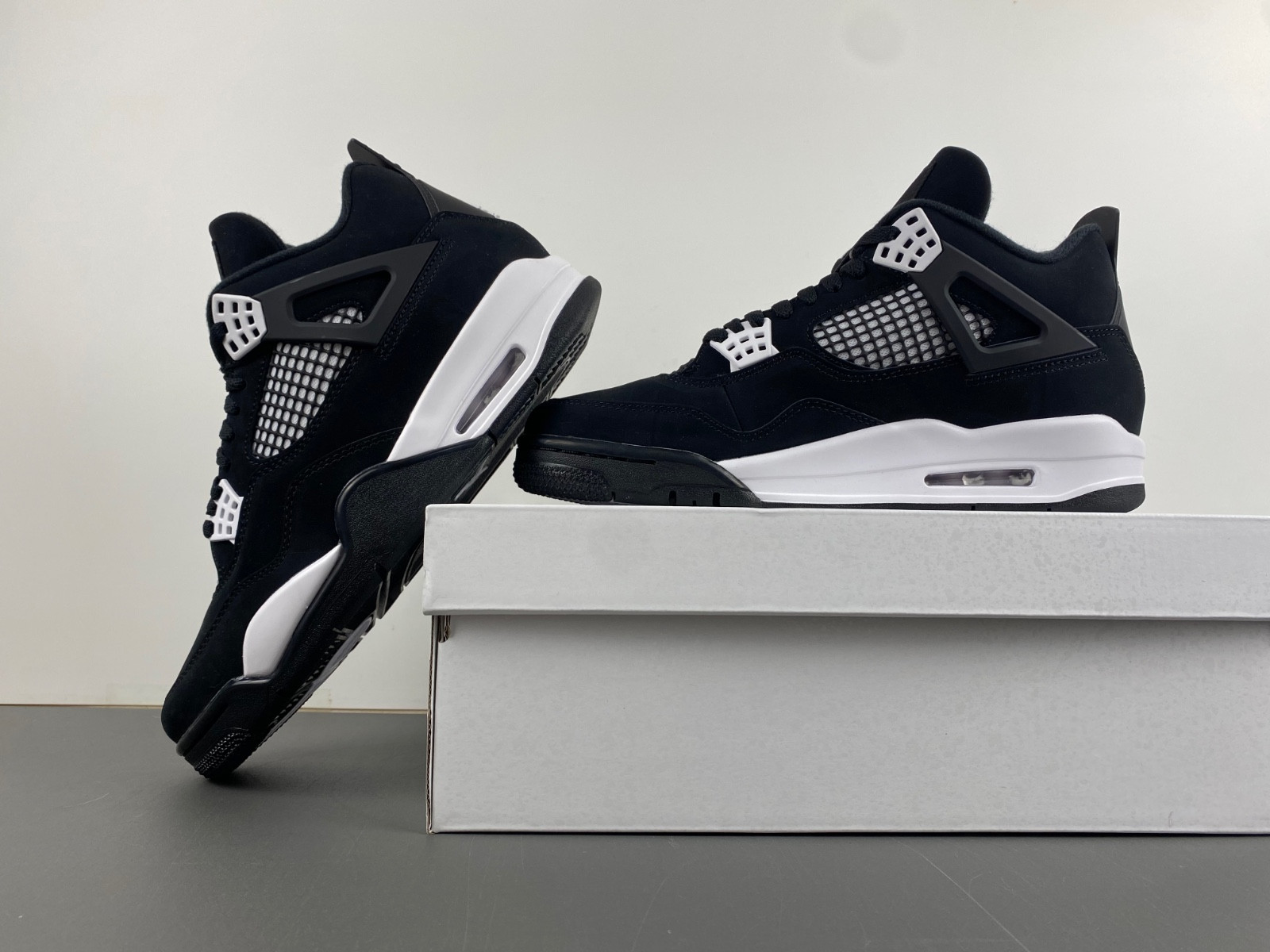 Air Jordan 4 “White Thunder” FQ8138-001