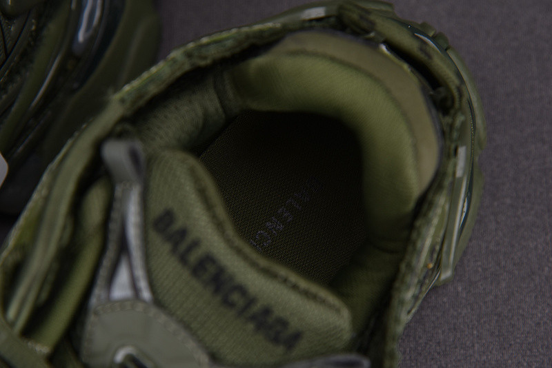 Ba*len*cia*ga runner 677403 w1rn3 2025